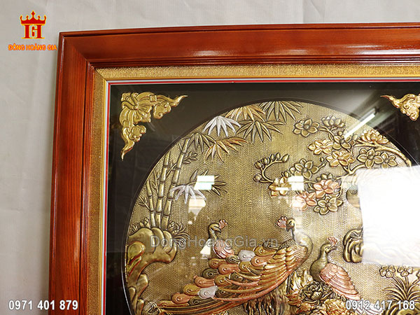 Hình ảnh chim công, hoa mẫu đơn được khắc họa vô cùng sắc nét và sinh động bởi đôi bàn tay tài hoa của các nghệ nhân làng nghề đồng Ý Yên - Nam Định